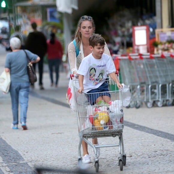 Leticia Birkheuer carregou o filho, João Guilherme, em um carrinho de compras nesta sexta-feira, 21 de julho de 2017