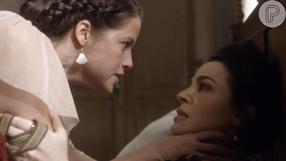 Domitila (Agatha Moreira) fica furiosa com Benedita (Larissa Bracher), na novela 'Novo Mundo'