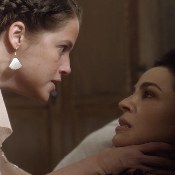 Domitila (Agatha Moreira) fica furiosa com Benedita (Larissa Bracher), na novela 'Novo Mundo'