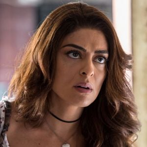 Bibi (Juliana Paes) decide fugir da polícia e se esconder no Morro Azul, na novela 'A Força do Querer', em 16 de agosto de 2017