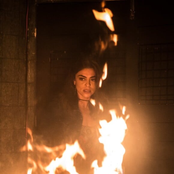 Bibi (Juliana Paes) incendiou um restaurante para queimar provas contra Rubinho (Emílio Dantas) na novela 'A Força do Querer'