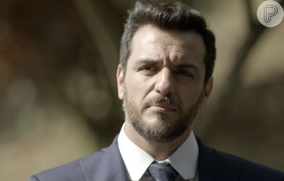 Caio (Rodrigo Lombardi) avisa Bibi (Juliana Paes) que deveria prendê-la, mas vai deixar a polícia fazer isso, na novela 'A Força do Querer'