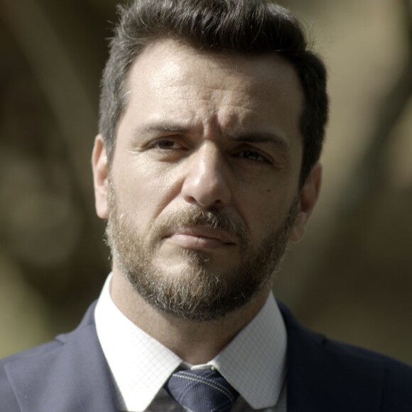 Caio (Rodrigo Lombardi) avisa Bibi (Juliana Paes) que deveria prendê-la, mas vai deixar a polícia fazer isso, na novela 'A Força do Querer'