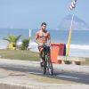 Klebber Toledo pedala sem camisa pela orla da Barra da Tijuca, Zona Oeste do Rio de Janeiro, em 7 de abril de 2014