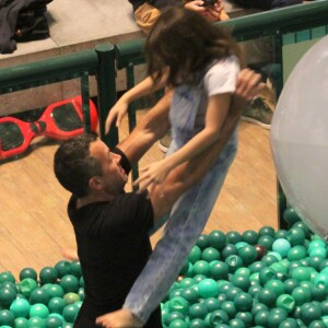Malvino Salvador se divertiu com a primogênita Sofia, de 8 anos