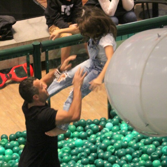 Malvino Salvador brincou com as meninas em uma piscina gigante de bolinhas