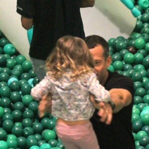 Malvino Salvador deu uma folga para Kyra Gracie e saiu para brincar com as filhas