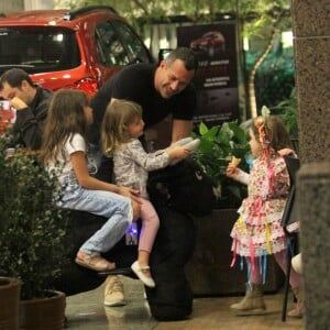 Malvino Salvador deixou as filhas brincarem de andar nos bichos do shopping