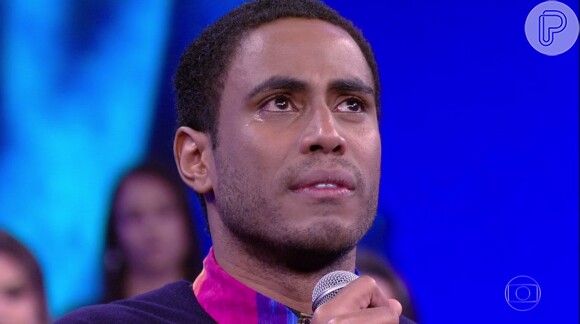 Ícaro Silva chorou durante o 'Arquivo Confidencial', do 'Domingão do Faustão' neste domingo, 23 de julho de 2017