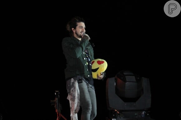Fãs de Luan Santana jogaram presentes no palco para o artista durante seu show na segunda edição do 'Canta Niterói', realizado no Teatro Popular de Niterói neste domingo, 23 de julho de 2017 
