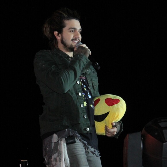 Fãs de Luan Santana jogaram presentes no palco para o artista durante seu show na segunda edição do 'Canta Niterói', realizado no Teatro Popular de Niterói neste domingo, 23 de julho de 2017 
