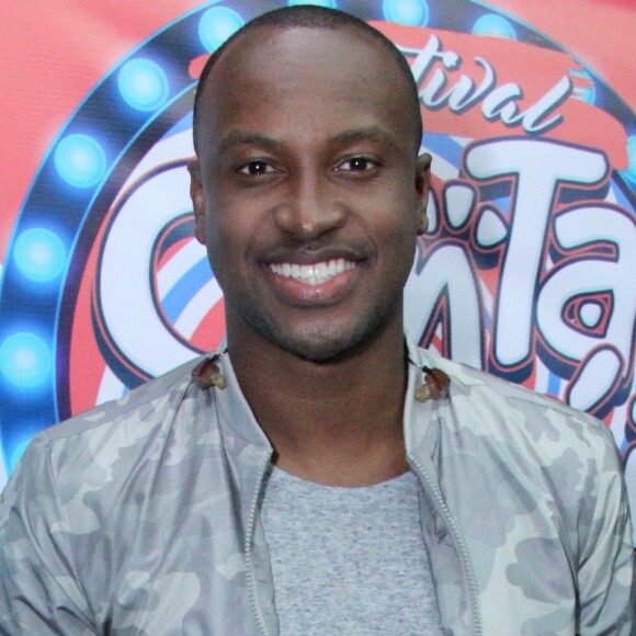 A dança esteve presente nos hits 'Sou o Cara pra você' e 'Ousadia e Alegria', que ganhou até uma reboladinha de Thiaguinho, na segunda edição do 'Canta Niterói', realizado no Teatro Popular de Niterói neste domingo, 23 de julho de 2017 
