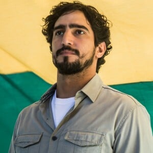 Renato Goes está no ar na TV Globo como o personagem Renato, na supersérie 'Os Dias Eram Assim'