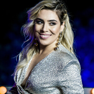 'O sobrepeso por eu usar muito salto estava acabando comigo', relembrou Naiara Azevedo