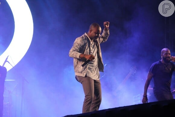 Thiaguinho dança durante seu show no Canta Niterói