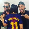 Demi lovato  publicou uma nova foto ao seu lado mostrando sua camisa que contém seu nome estampado na parte de trás da camisa, nesta segunda-feira, 24 de julho de 2017 