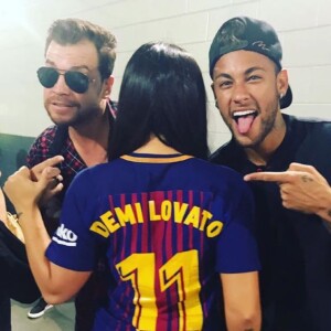 Demi lovato publicou uma nova foto ao seu lado mostrando sua camisa que contém seu nome estampado na parte de trás da camisa, nesta segunda-feira, 24 de julho de 2017