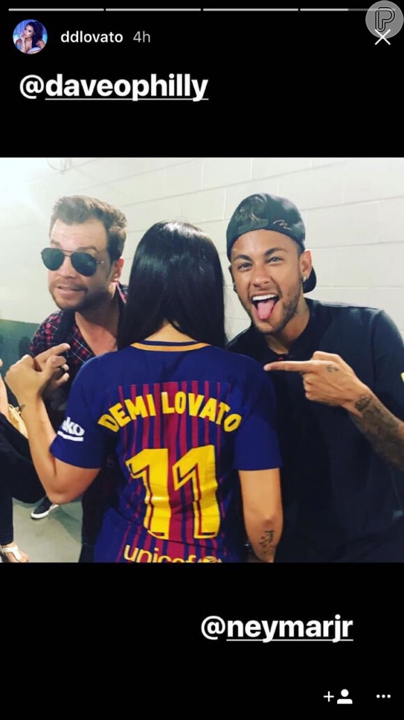 Demi lovato publicou uma nova foto ao seu lado mostrando sua camisa que contém seu nome estampado na parte de trás da camisa, nesta segunda-feira, 24 de julho de 2017