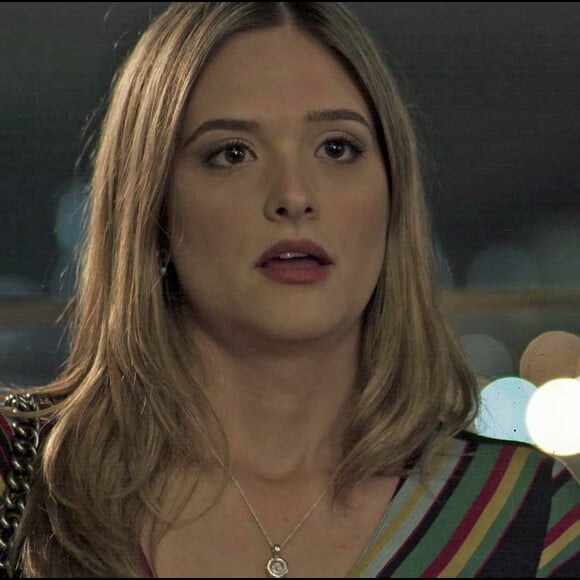 Simone (Juliana Paiva) vê Te (Tarso Brant) no bar e, sem saber que ele é o amigo trans de Ivana (Carol Duarte), comenta com a prima: 'Que gato, hein?', na novela 'A Força do Querer'