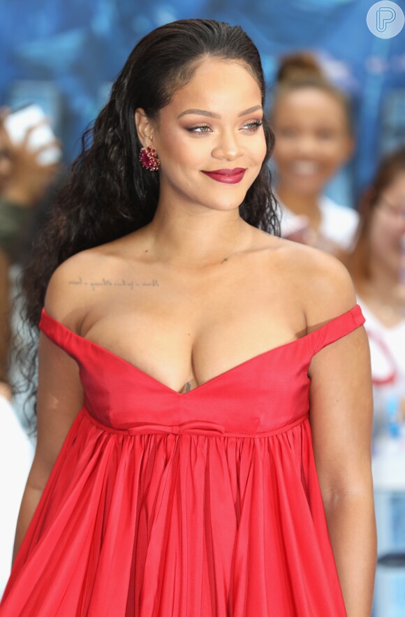 Rihanna optou por um vestido longo vermelho com um decote para ir à première de 'Valerian e a Cidade dos Mil Planetas' nesta segunda-feira, 24 de julho de 2017