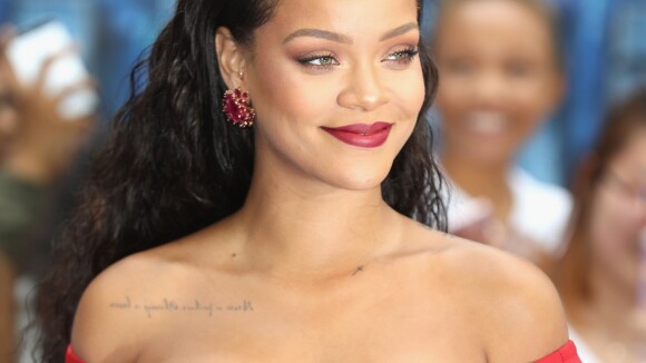 Ousada! Rihanna rouba a cena em première de filme com look decotado. Fotos!
