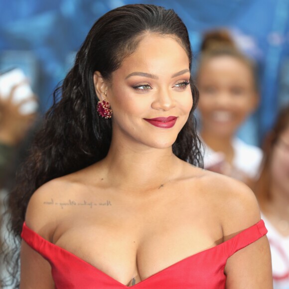 Rihanna optou por um vestido longo vermelho com um decote para ir à première de 'Valerian e a Cidade dos Mil Planetas' nesta segunda-feira, 24 de julho de 2017