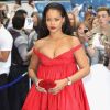 Rihanna usou look vermelho decotado em première de 'Valerian e a Cidade dos Mil Planetas'