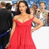 Rihanna escolheu um vestido vermelho decotado da grife Giambattista Valli para ir à première de filme