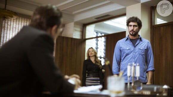 Apesar dos apelos de Alice (Sophie Charlotte), Renato (Renato Góes) confronta Vitor (Daniel de Oliveira), na supersérie 'Os Dias Eram Assim'