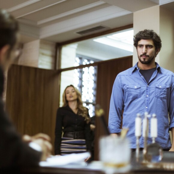 Apesar dos apelos de Alice (Sophie Charlotte), Renato (Renato Góes) confronta Vitor (Daniel de Oliveira), na supersérie 'Os Dias Eram Assim'