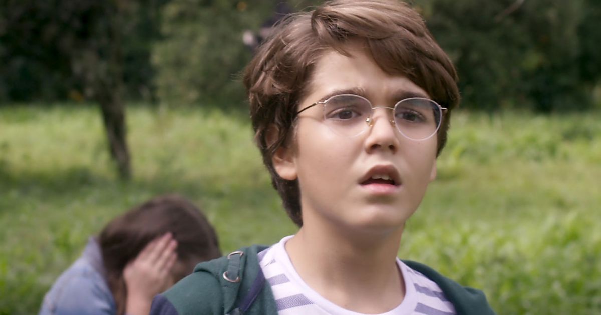 Lucas (Xande Valois) é atropelado, na supersérie 'Os Dias Eram Assim' Purepeople