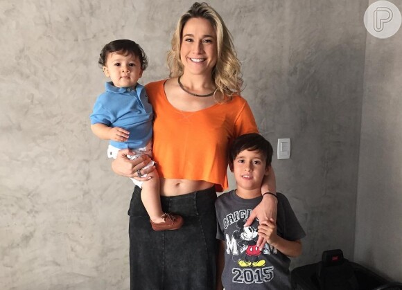 A apresentadora Fernanda Gentil vive com o filho, Gabriel, e o afilhado, Lucas