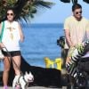 Yanna Lavigne e Bruno Gissoni foram clicados passeando com a filha, Madalena, na orla carioca