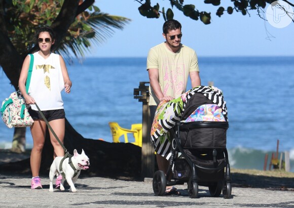Yanna Lavigne e Bruno Gissoni foram clicados passeando com a filha, Madalena, na orla carioca