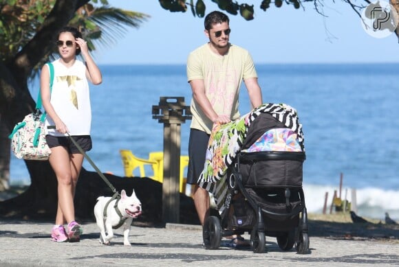 Yanna Lavigne e Bruno Gissoni passearam com a filha, Madalena, na orla da Barra da Tijuca nesta segunda-feira, 24 de julho de 2017