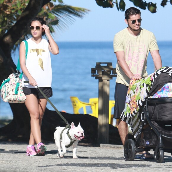 Yanna Lavigne e Bruno Gissoni passearam com a filha, Madalena, na orla da Barra da Tijuca nesta segunda-feira, 24 de julho de 2017