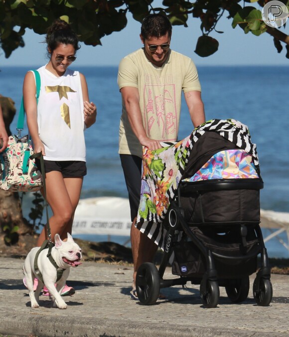 Yanna Lavigne foi clicada passeando com Bruno Gissoni e a filha, Madalena
