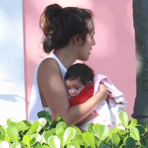 Yanna Lavigne posou com a filha, Madalena, no colo em restaurante do Rio