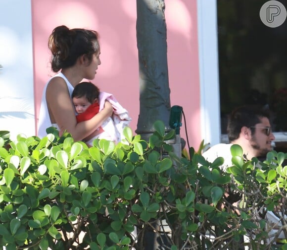 Yanna Lavigne posou com a filha, Madalena, no colo em restaurante do Rio