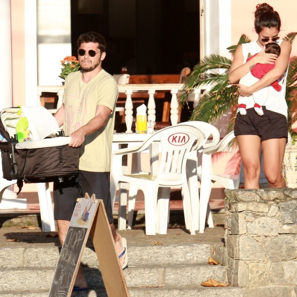 Yanna Lavigne e Bruno Gissoni foram fotografados com a filha, Madalena, na orla da Barra da Tijuca nesta segunda-feira, 24 de julho de 2017