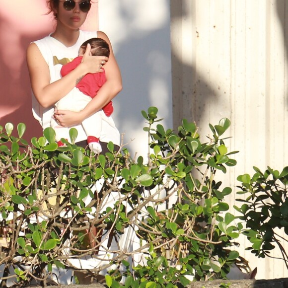 Yanna Lavigne segurou a filha, Madalena, depois de caminhar com Bruno Gissoni