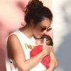 Yanna Lavigne passeou com a filha, Madalena, no Rio e rostinho da criança foi fotografado pela primeira vez