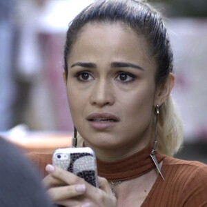 Sandra Helena (Nanda Costa) recebe a notícia da morte de dona Marieta (Camilla Amado) durante a festa no hotel, na novela 'Pega Pega'