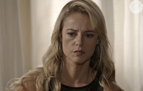 Jeiza (Paolla Oliveira) estranha a demora de Zeca (Marco Pigossi), que não chega em Los Angeles, na novela 'A Força do Querer'