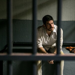 Zeca (Marco Pigossi) é impedido de embarcar e preso pela Polícia Federal, acusado de tráfico de drogas, na novela 'A Força do Querer'