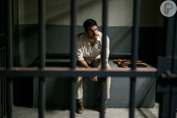Zeca (Marco Pigossi) é impedido de embarcar e preso pela Polícia Federal, acusado de tráfico de drogas, na novela 'A Força do Querer'