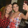 A ex-BBB Vivian e Solange Almeida tiraram selfie no arraial