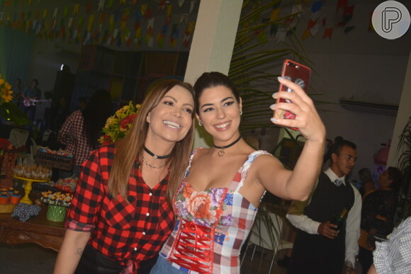 A ex-BBB Vivian e Solange Almeida tiraram selfie no arraial