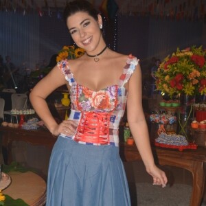 A ex-BBB Vivian estava com um look decotado no arraial julino