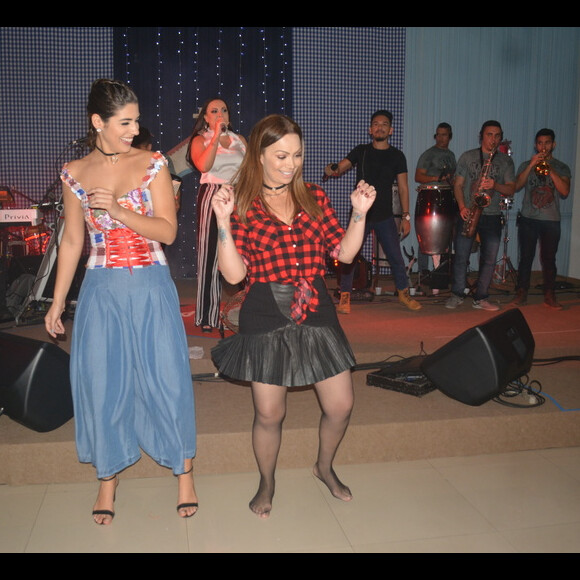 A ex-BBB Vivian mostrou animação na festa julina de Solange Almeida